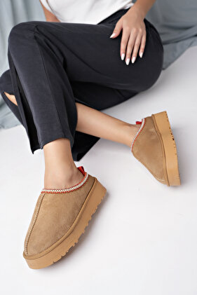 حذاء نسائي من الفرو بتصميم بني جملي - حذاء نسائي موسمي