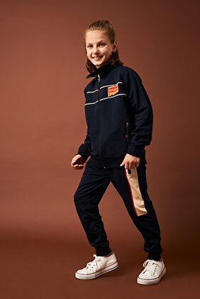 طقم مدرسي للأولاد بتفاصيل طباعة فائقة باللون الأزرق الداكن