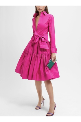 فستان متوسط الطول من التفتا باللون الفوشيا مع طبقات وكشكشة وحزام