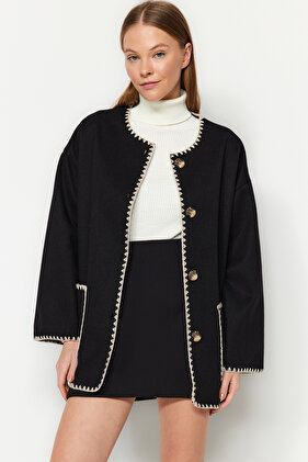 معطف أسود بتطريز مفصل TWOAW24KB00221