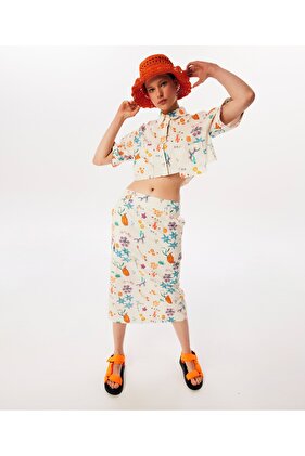 تنورة منقوشة متوسطة الطول