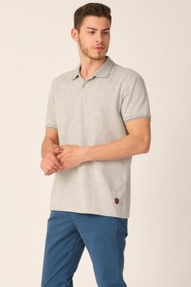 تيشيرت رجالي باللون الرمادي ذو رقبة بولو بقصة عادية