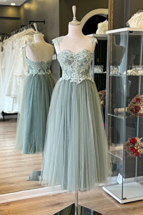 فستان سهرة مطرز بالدانتيل باللون الأخضر المائي