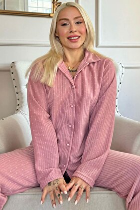 طقم بيجامة من الصوف القطيفة بأزرار أمامية باللون الوردي