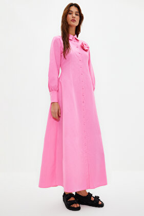 فستان قميص منسوج بأزرار مع تفاصيل زهرة وردية TCTSS24EB00029