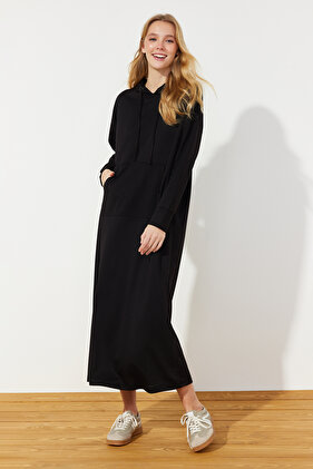 فستان محبوك كبير الحجم بغطاء للرأس - جيب الكنغر الأسود TCTSS24EB00092