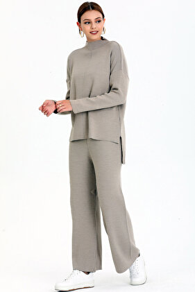 ياقة واقفة، تفاصيل مخططة، سترة قصيرة من الأمام، طويلة من الخلف، خصر مرن، بنطلون مستقيم الساق، طقم تريكو مزدوج