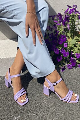 حذاء نسائي أرجواني اللون بثلاثة أشرطة وحزام للكاحل بكعب 6 سم