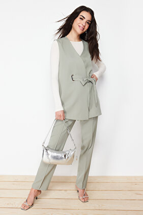 Khaki-Accessoire, detailliertes Set aus Weste, Hose, Oberteil und Unterteil aus gewebtem Stoff TCTSS24US00035