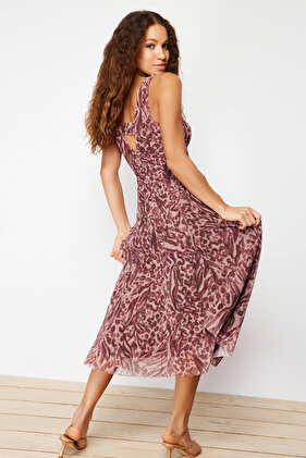 Tiulowa sukienka midi z dekoltem w kształcie litery V, elastyczna, dzianinowa - Zwierzę/Nadruk w panterkę Brązowa linia A TWOSS24EL00384