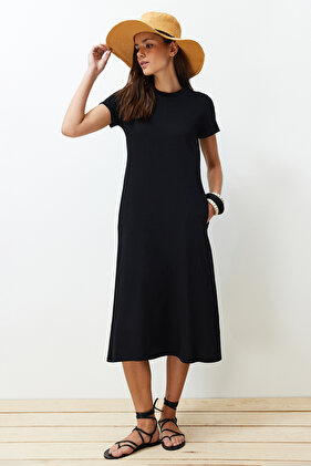 Schwarzes gestricktes Midi-Kleid mit Rundhalsausschnitt und Taschen in A-Linie TWOSS24EL00169