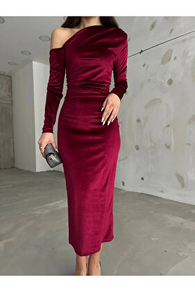 فستان مخملي مكشكش بكتف واحدة