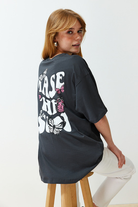 Anthrazitfarbenes, vorn und hinten bedrucktes Oversize/Wide Fit Strick-T-Shirt mit Rundhalsausschnitt TWOSS24TS00119