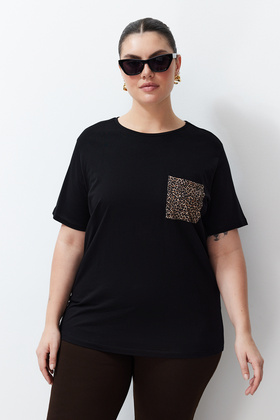 Czarna, oversize'owa koszulka z nadrukiem zwierzęcym, z kieszenią, wykonana w 100% z bawełny, dzianinowa, plus size, model TBBSS24BF00059