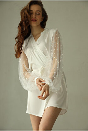 ثوب زفاف قصير بأكمام من الساتان ومزين باللؤلؤ