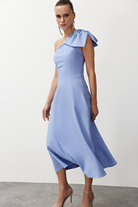 Elegancka suknia wieczorowa w jasnoniebieskim kształcie z kokardką - TPRSS24EL00105