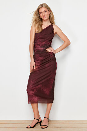 Weinrotes, einärmliges, figurbetontes Midi-Bleistiftkleid aus flexiblem Strick und Tüll mit Accessoire-Details TWOSS24EL00174