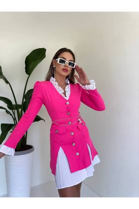 فستان سترة نسائي من القماش المنسوج باللون الوردي بتصميم مطوي وتفاصيل سلسلة