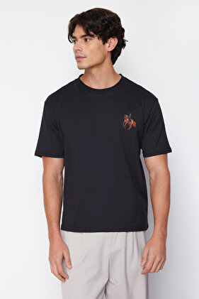 تي شيرت أسود كبير الحجم/قصة واسعة مطرز على شكل حصان/حيوان بأكمام قصيرة 100% قطن TMNSS24TS00089