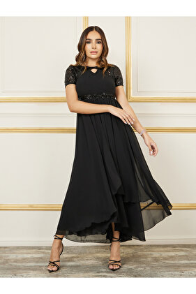 فستان ماكسي متعدد الطبقات وأكمام من الترتر وفتحة رقبة