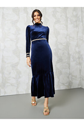 فستان مخملي متوسط ​​الطول بياقة عالية وتفاصيل على الخصر