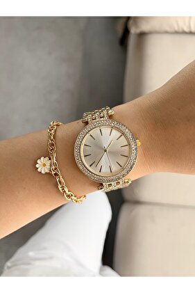ساعة يد نسائية بتفاصيل حجرية