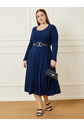 بالإضافة إلى فستان ميدي بأكمام طويلة مع حزام