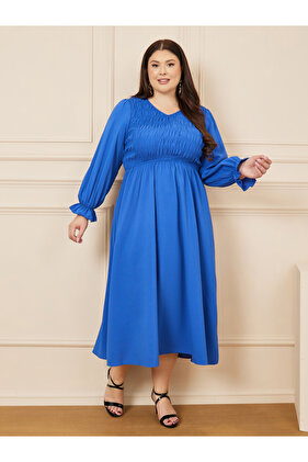 بالإضافة إلى فستان متوسط ​​الطول مزين بالثنيات