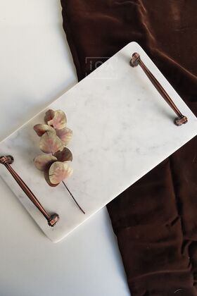 صينية تقديم رخامية رفيعة حقيقية من النرجس (32 × 20 سم) - مقبض نحاسي عتيق