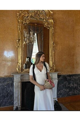 تنورة بأكمام واسعة ورقبة على شكل حرف V - مع تفاصيل فيونكة وخياطة