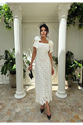 فستان بياقة مربعة وشريط كتف مزين بالدانتيل الأبيض والجبر