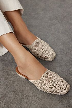 Beżowe, dzianinowe, damskie kapcie typu mule z zamkniętym przodem i zdobione detalami TAKSS24TE00000