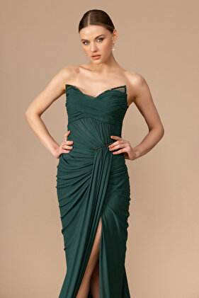 فستان طويل بدون حمالات مع فتحة