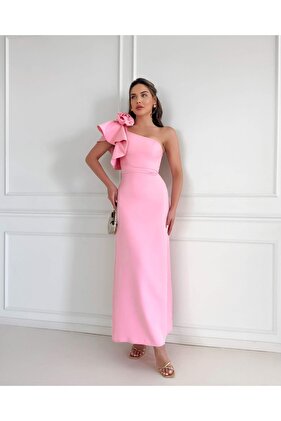 فستان بكتف واحد مع بروش وردي