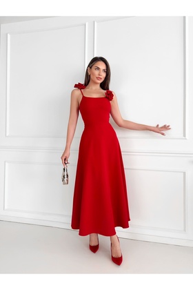 فستان أحمر متوسط الطول بتفاصيل وردية