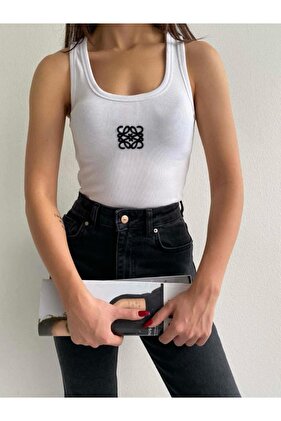 تي-شيرت رياضي مطرز بلا أكمام