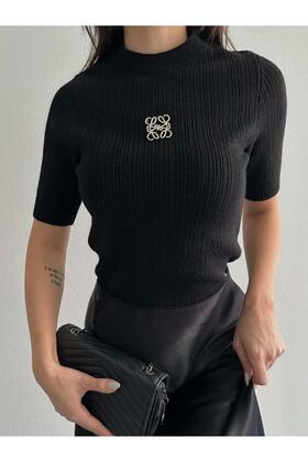 بلوزة تريكو مع بروش