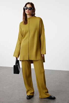 طقم ملابس تريكو باللون الأخضر الزيتي - تفاصيل الخياطة TCTAW25US00013