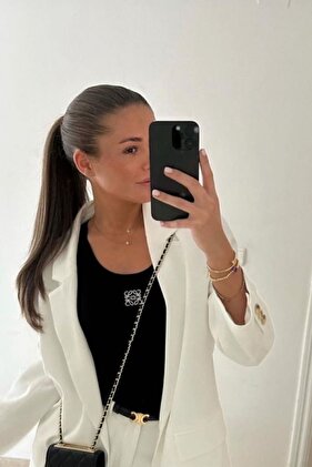 بلوزة مطرزة بياقة رسن سوداء