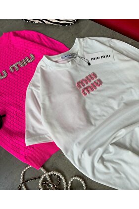 تي شيرت أبيض مطرز بتفاصيل نصية لامعة