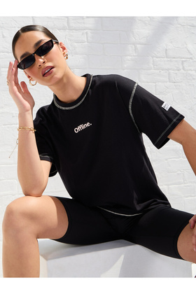 تي شيرت بشعار مكشوف الكتفين كبير الحجم مع خياطة مفتوحة