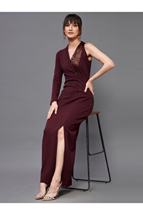 فستان طويل مزين بالترتر وأكمام واحدة وفتحة جانبية