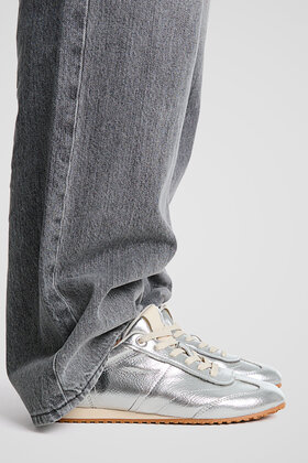 أحذية رياضية فضية