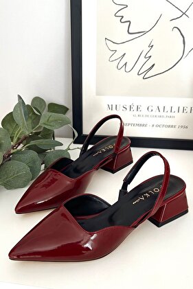 حذاء نسائي من الجلد اللامع باللون العنابي اللامع بمقدمة مدببة وكعب قصير