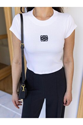 تي شيرت قصير مطرز مربع