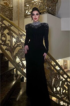 تصميم ساندي - فستان سهرة مزين بالأحجار على الكتف والرقبة مع إكسسوارات لؤلؤية