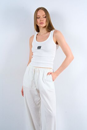 قميص داخلي نسائي قطني برقبة على شكل حرف U مطرز - موديل أساسي مطرز