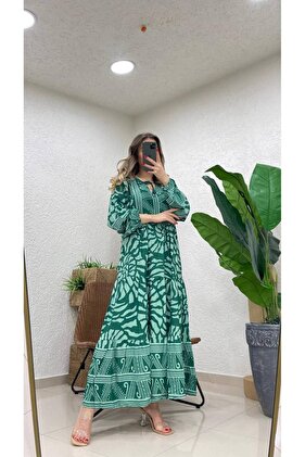 فستان طويل منقوش برقبة على شكل حرف V