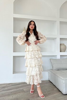 فستان ذو طبقات بتفاصيل شريطية باللون البيج