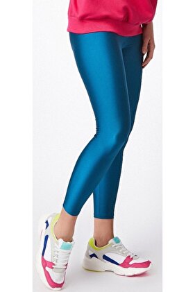 الجوارب النسائية الزيتية اللامعة